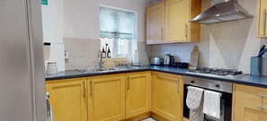 Apartment | Private kitchen | Fridge, microwave, oven, stovetop - Romford Retreat - Modern 2BR Apartment (Romford)