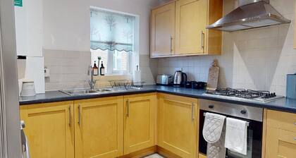 Romford Retreat - Modern 2BR Apartment