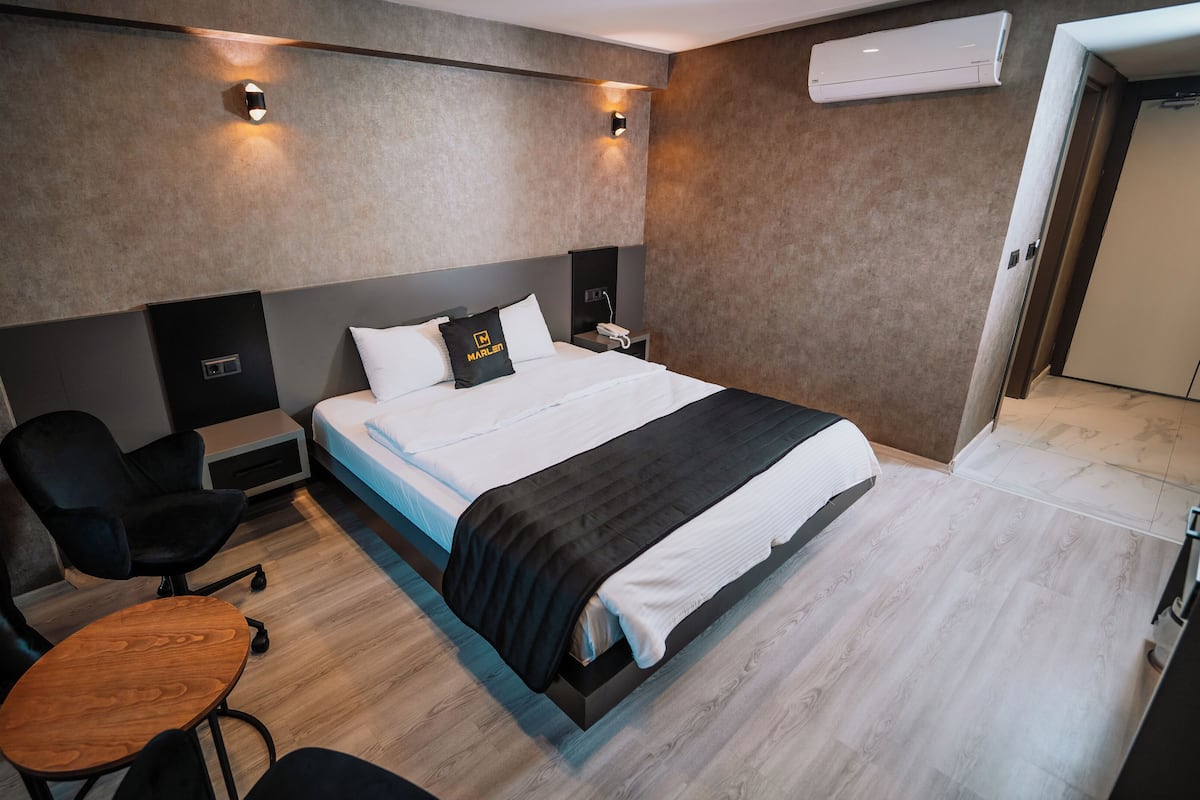 1 bedroom, premium bedding, in-room safe, desk