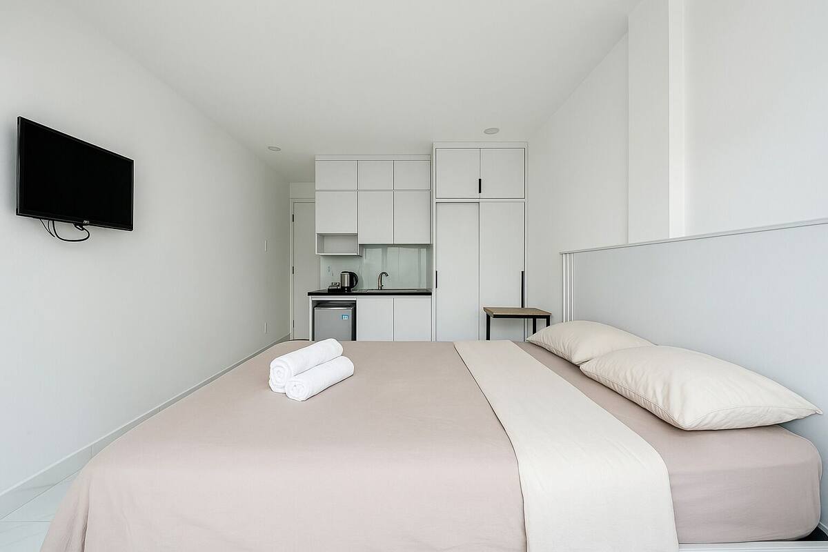 Deluxe Studio, Bathtub | Desk, free WiFi