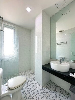 スーペリア スタジオ バルコニー | バスルーム | レインフォールシャワー、ヘアドライヤー、スリッパ、タオル