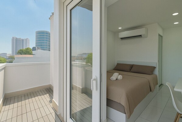 Economy Double Room, Balcony | Desk, free WiFi - Siris Niko Residence - Self checkin (Ho Chi Minh City)