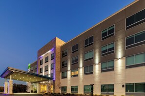 A modern hotel with a covered entrance and multiple floors. - Holiday Inn Express & Suites Senatobia I 55 by IHG (Senatobia)