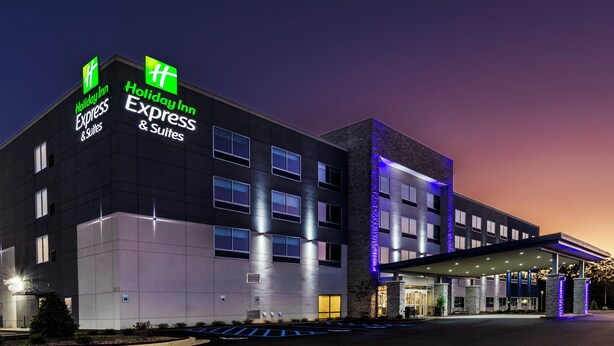 A Holiday Inn Express & Suites building with a modern design, featuring a large parking lot and a covered entrance. - Holiday Inn Express & Suites Senatobia I 55 by IHG (Senatobia)