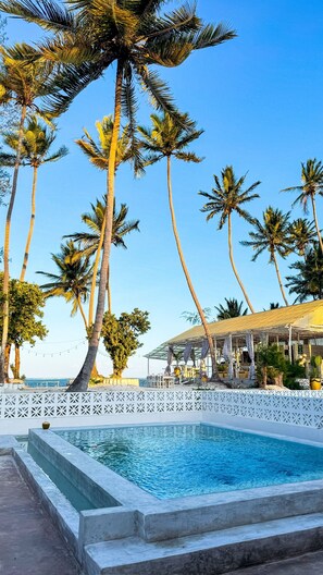 Piscine extérieure, parasols de plage, chaises longues