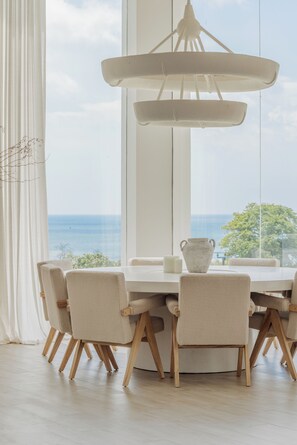 Villa de lujo, balcón, vista al océano | Comedor