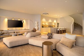 Villa de lujo, balcón, vista al océano | Área de sala de estar | Smart TV de 70 pulgadas con canales digitales 