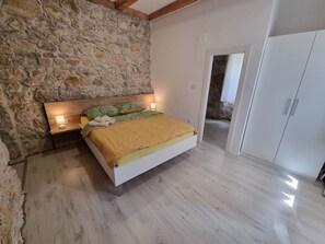 8 bedrooms, desk, free WiFi, bed sheets - Stone House With Pool (Tribalj)