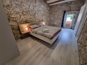 8 bedrooms, desk, free WiFi, bed sheets