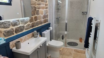 Douche, sèche-cheveux, serviettes fournies, savon