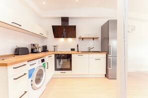 Fridge, oven, stovetop, dishwasher - Fließende Übergänge, Freigelegtes Mauerwerk, ein Mix aus Weiß und Grau Gepaart m (Wenningstedt-Braderup (Sylt))