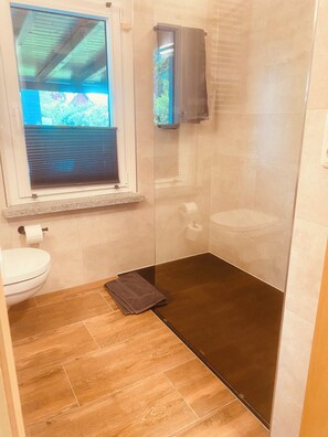 Shower, eco-friendly toiletries, hair dryer, towels - Böhmsches Haus - Ruhig, Mitten im Grünen. 2024 Komplett Renoviert (Adorf)