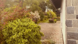 A stone building with a brick pathway leading to a covered entrance. - Böhmsches Haus - Ruhig, Mitten im Grünen. 2024 Komplett Renoviert (Adorf)