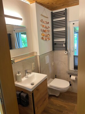 シャワー、環境にやさしいバスアメニティ、ヘアドライヤー、タオル