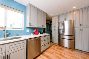 Refrigerador, microondas, horno, placa de cocina