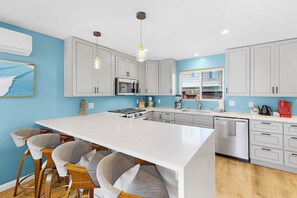 Fridge, microwave, oven, stovetop - Beach Home with Family Friendly Amenities and Surrounding Water Views (SAN DIEGO)