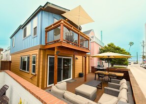 Outdoor dining - Beach Home with Family Friendly Amenities and Surrounding Water Views (SAN DIEGO)