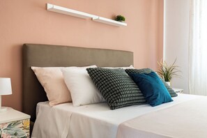 2 quartos, ferros/tábuas de passar roupa, roupa de cama
