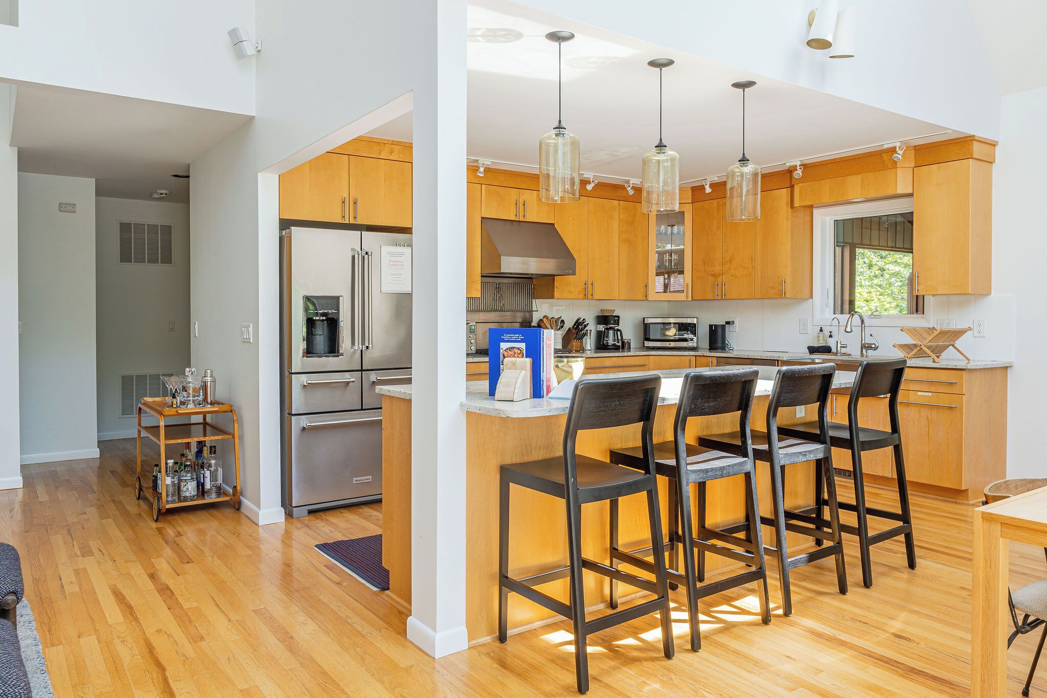 Réfrigérateur, micro-ondes, plaque de cuisson, lave-vaisselle