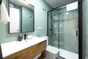 Àtic prèmium | Bany | Dutxa, assecador de cabells, tovalloles i sabó 