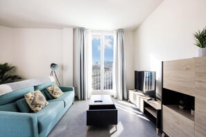 Premium Penthouse | Living area | 32-inch flat-screen TV with digital channels - Apartamentos Turísticos Plaza del Rey (Cartagena)