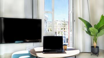 Deluxe-Loft | Wohnbereich | 32-Zoll-Flachbildfernseher mit Digitalempfang