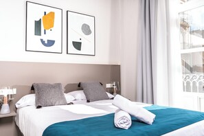 Espacio para trabajar con laptop, cortinas blackout y insonorización 