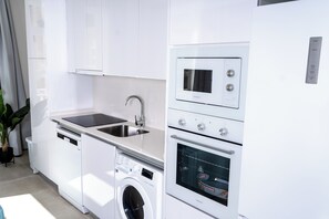 Full-sized fridge, microwave, oven, stovetop
