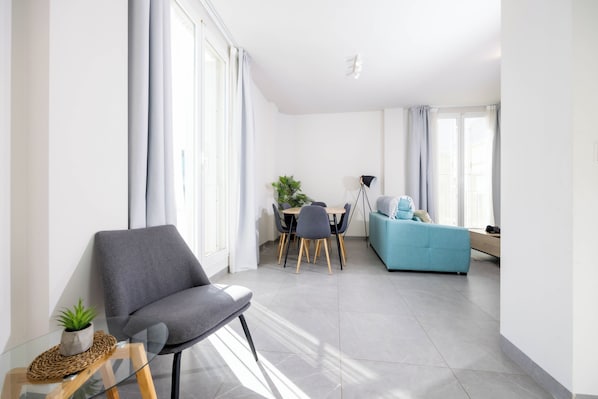 Appartement Penthouse Prestige | Aire de séjour | Téléviseur à écran plat de 32 po avec télévision numérique