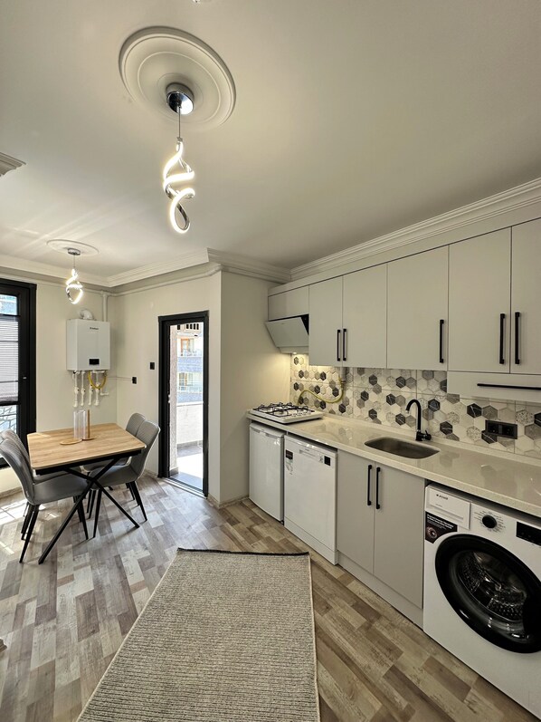 Mini-Kühlschrank, Herdplatte, Geschirrspüler, Wasserkocher