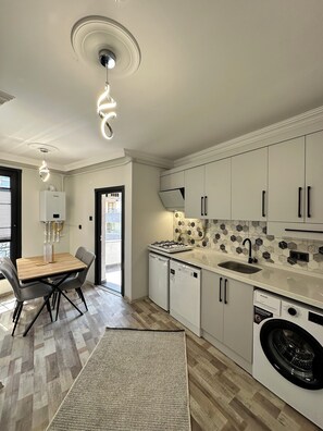 Mini-réfrigérateur, surface de cuisson, lave-vaisselle