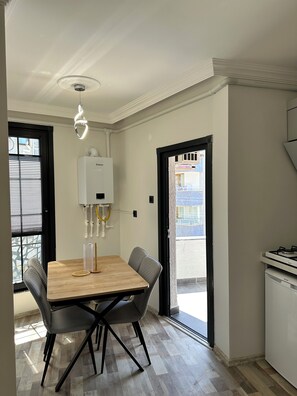 Family Apartment | Private kitchen | Mini-fridge, stovetop, dishwasher, electric kettle