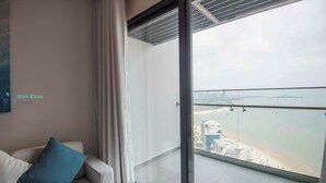 Un balcón con vista a la playa y al paisaje urbano.