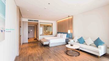 Phòng Suite Superior, 1 giường cỡ queen, quang cảnh thành phố | Bộ đồ giường cao cấp, két bảo mật tại phòng, bàn