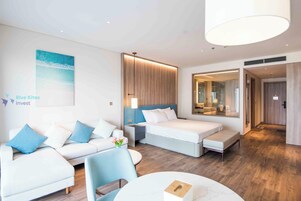 尊荣套房, 1 张大床, 海景 | 高档床上用品、客房内保险箱、办公桌、笔记本电脑工作区