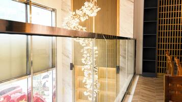 Bữa sáng buffet hàng ngày (250000 VND/mỗi người)