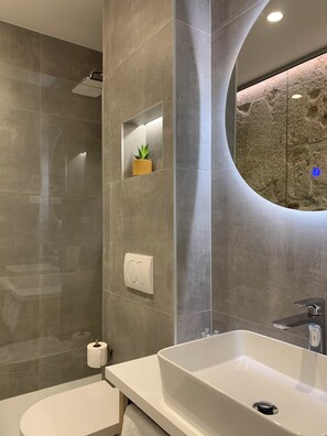 Deluxe Suite, 1 King Bed with Sofa bed, Garden Area | Bathroom