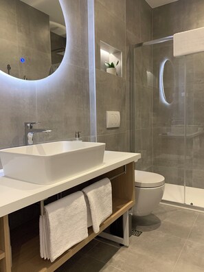 Deluxe Suite, 1 King Bed with Sofa bed, City View | Bathroom | Shower, free toiletries, hair dryer, bathrobes - Priuli Heritage Suites (Split)