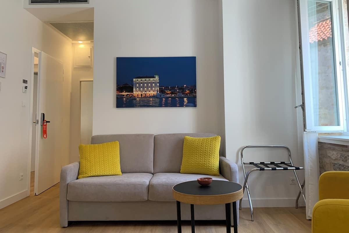 Suite Deluxe, 1 cama King size y sofá cama, en el área del jardín | Área de sala de estar | Televisión y impresora