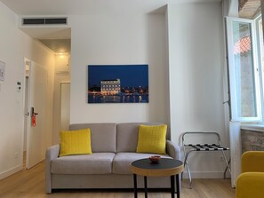 Suite – deluxe, 1 kingsize-seng med sovesofa, hageområde | Oppholdsområde | TV og printere