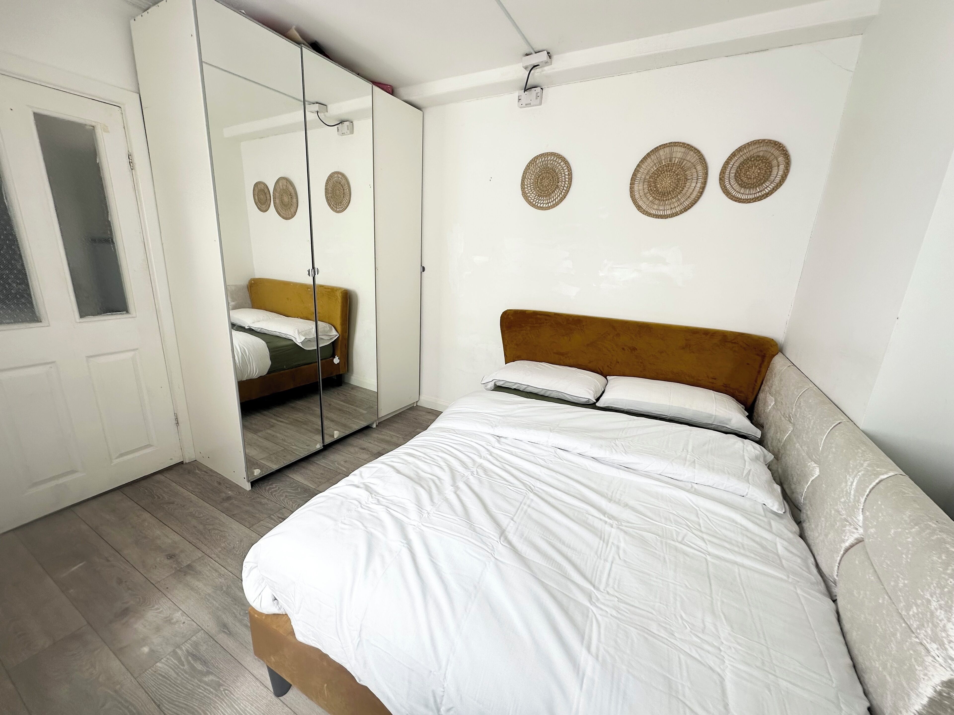 5 bedrooms, iron/ironing board, WiFi, bed sheets