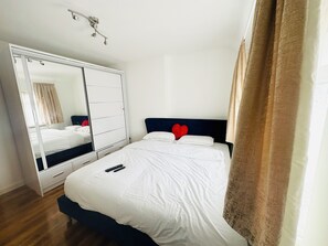 5 bedrooms, iron/ironing board, WiFi, bed sheets