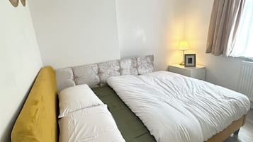 5 bedrooms, iron/ironing board, WiFi, bed sheets