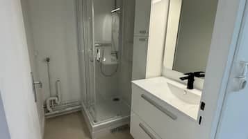 Douche, sĂšche-cheveux, serviettes fournies, savon