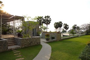 Property grounds - Oceanfront Luxury 2BR Condo with Private Beach and Pool [1 Minute to Beach ]  (Muang Pattaya)