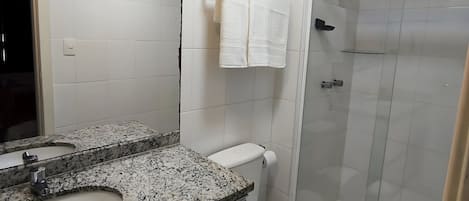 SĂšche-cheveux, serviettes fournies, savon, shampoing