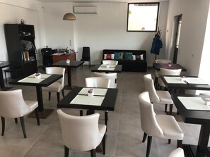 Kontinental frokost hver dag (EUR 15 per person)