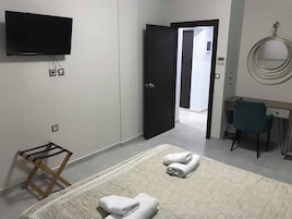 1 habitación, sistema de insonorización y tabla de planchar con plancha