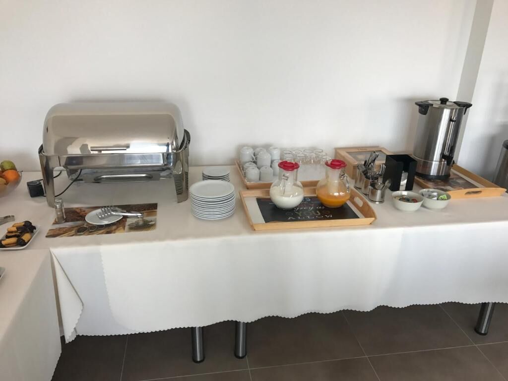 Un buffet comprenant un grill, des plateaux et divers plats.