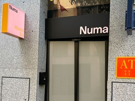 Liiketila, jonka yläpuolella on kyltti, jossa lukee: ”Numa Madrid Sol”.